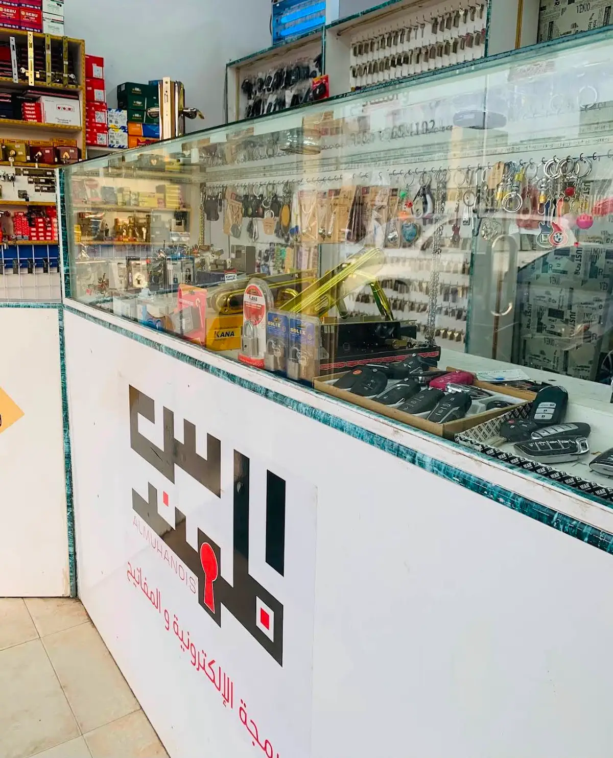 منضدة محل المهندس للمفاتيح مع مفاتيح وريموتات السيارات والشعار الحقيقي
